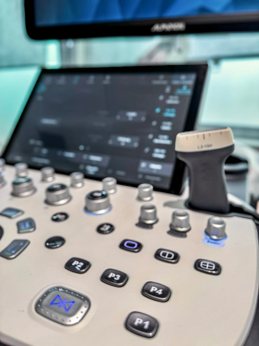 Bedienpult eines Ultraschallgeräts unserer Praxis mit Schallkopf und Touchscreen